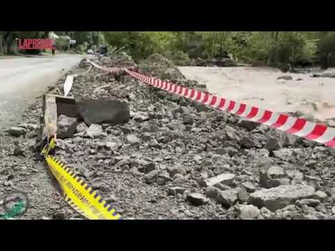 Pesanti inondazioni in Armenia: l’acqua si mangia l’asfalto