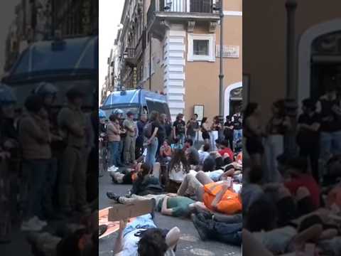 La polizia blocca gli attivisti di Ultima Generazione diretti a Palazzo Chigi #shorts #news