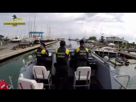 Il video dei controlli della Guardia di Finanza a Rimini sulle barche non dichiarate al Fisco: …