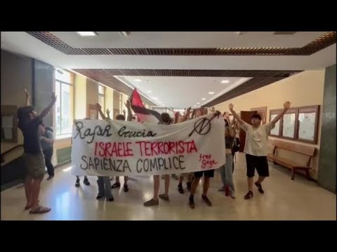Sapienza, nuovo corteo pro Palestina degli studenti. Lo striscione: «Rafah brucia. Israele terror…