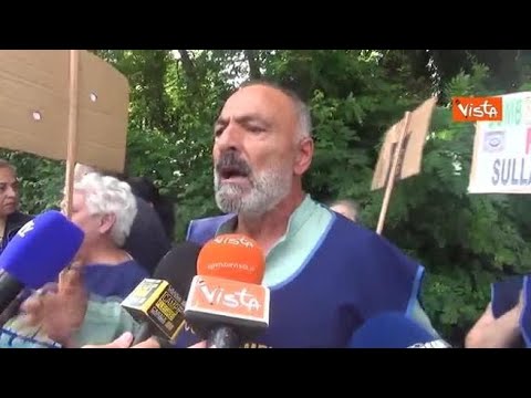 “Meloni fermi gli abbattimenti”, la protesta a Caivano nel giorno della visita della Premier