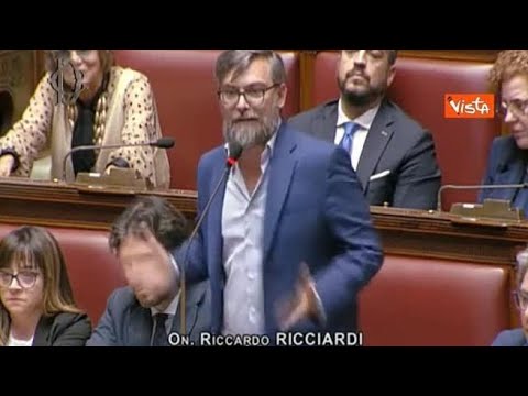 Le Bandiere della Pace e della Palestina in Aula alla Camera, M5S chiede riconoscimento Palestina