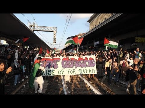 Bologna, corteo pro Palestina occupa i binari della stazione