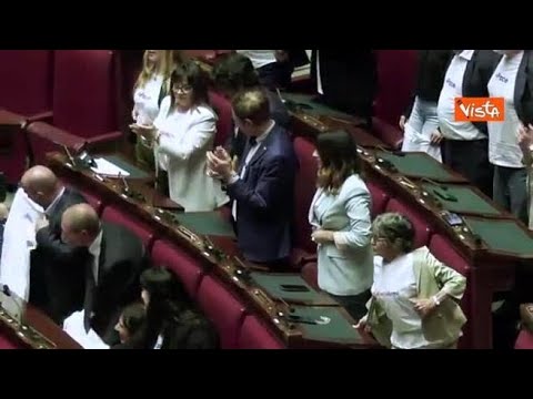 M5S in Aula alla Camera con magliette con la scritta “Pace”