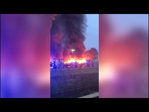 Il video dell’incendio in un’autorimessa in via Chiesa Rossa, a Milano