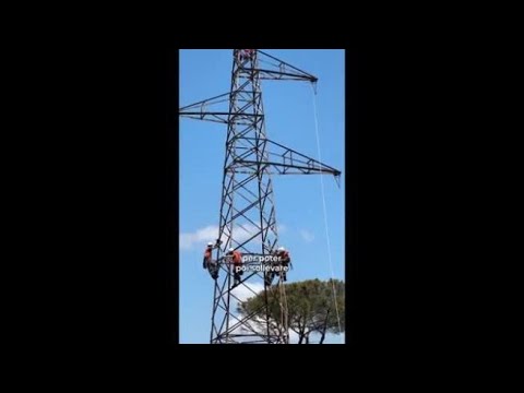 Roma: ecco come vengono smontati i tralicci dell’alta tensione al Trullo