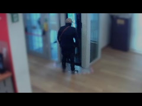 Chiaiano, il video della rapina in banca con ostaggi: coppia arrestata