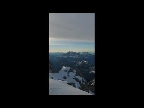 Capanna Punta Penia, sulla Marmolada si taglia la neve con la motosega per liberare il rifugio
