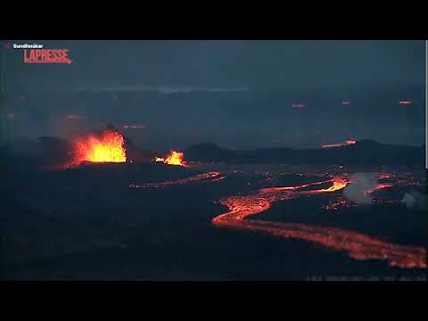 Islanda, nuova eruzione vulcanica: il cielo si colora di arancione