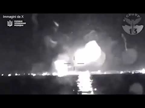 Ucraina, droni dell’intelligence di Kiev distruggono 2 motovedette russe in Crimea: le immagini