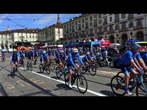 Giro d’Italia, la tappa Venaria-Torino inaugura la Corsa Rosa. I tifosi e gli amatori nel Villa…