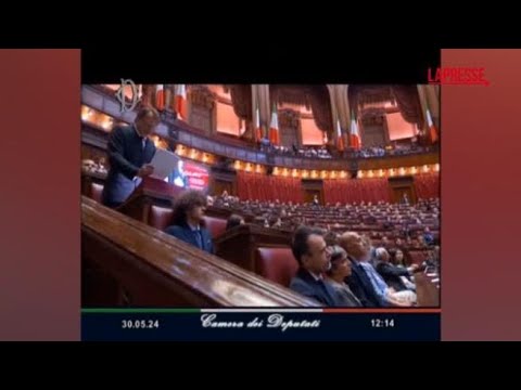 Matteotti, Preziosi interpreta il discorso di 100 anni fa: standing ovation alla Camera