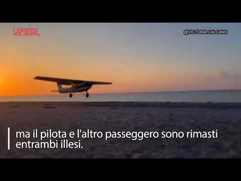 Long Island, atterraggio di emergenza su una spiaggia: la manovra in un video