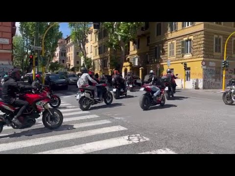 Trastevere Roma, raduno Ducati: centinaia di centauri imboccano contromano viale Glorioso