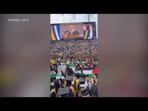 Attivisti pro-Palestina interrompono la cerimonia di laurea in Michigan: le immagini