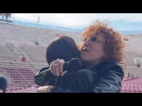 Elodie e Fiorella Mannoia, l’affettuoso abbraccio sul palco dell’Arena di Verona