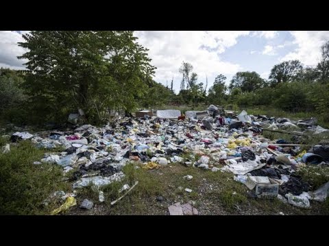 Roma, la discarica dei Parioli: auto arrugginite, frigoriferi e rifiuti