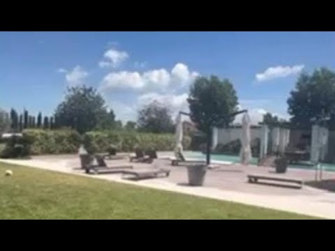 Ecco le immagini del giardino e del patio della lussuosa villa al Torrino di Ilary Blasi e Fran…