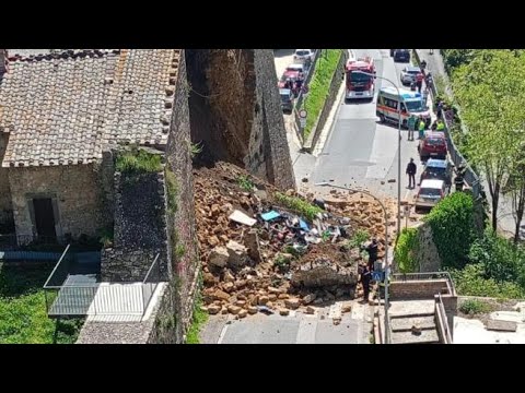 Volterra, dopo lo choc delle mura crollate, cominciano i lavori