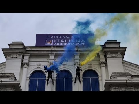 Acrobati e fumogeni per il flash mob al Teatro Nazionale di Milano