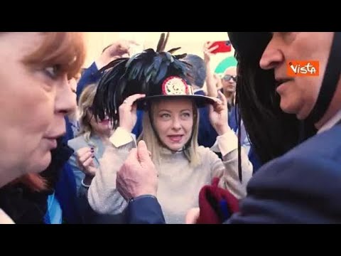 La premier Meloni prova la corsa dei Bersaglieri ad Ascoli Piceno