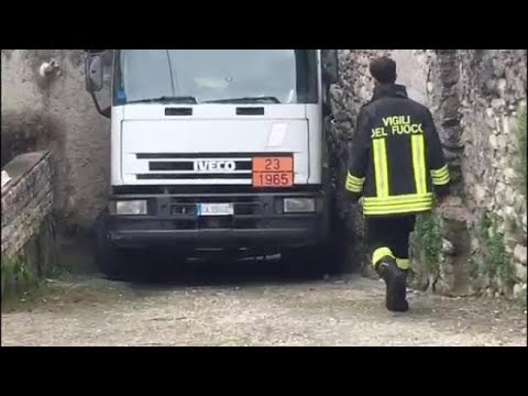 Treviso, schiacciato tra camion e muro di una casa: autista grave in ospedale