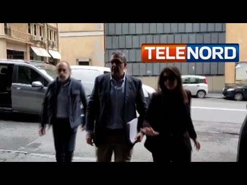 Sguardo scuro e poca voglia di parlare, il governatore Toti mentre viene condotto agli arresti …