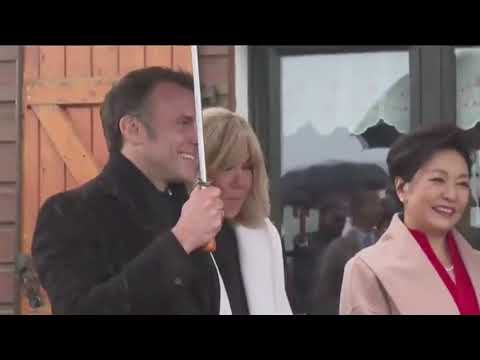 Xi Jinping e Macron assistono sotto la pioggia all’esibizione di un ballo folkloristico francese