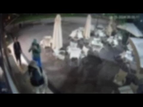 Verona, la spaccata al bar prima della fuga e in tuffo nell’Adige