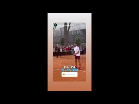 Tennis a Roma, Novak Djokovic palleggia con i bambini e conquista il pubblico del Foro Italico