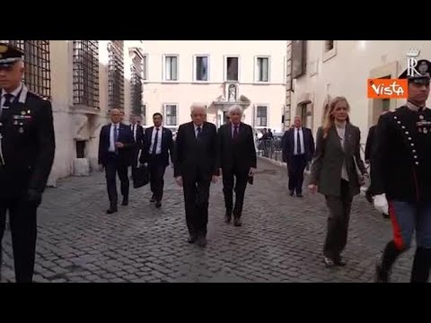 Mattarella rende omaggio ad Aldo Moro in via Caetani, la deposizione della corona di fiori