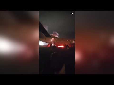 Passeggeri scappano dall’aereo in fiamme a Dakar, in Senegal