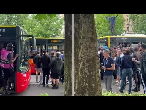 Atalanta, il tifoso del Marsiglia si arrampica sopra l’autobus