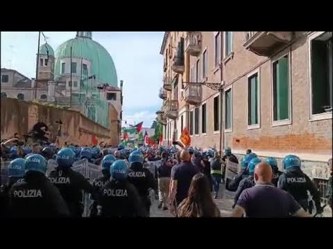 G7 a Venezia, il contatto tra polizia e centri sociali