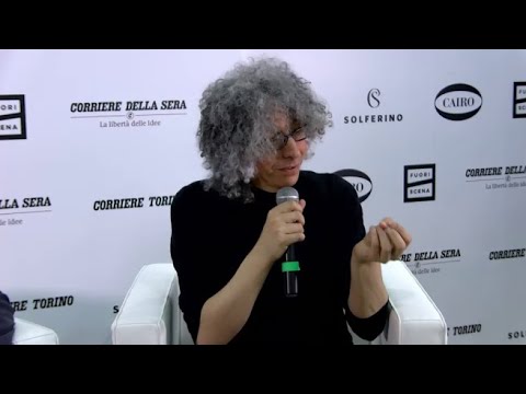 Bagno di folla per Giovanni Allevi al Salone del libro: «La musica e l’immaginazione ti salvano…