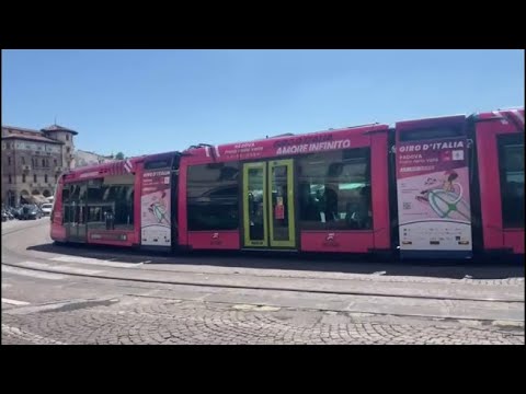 Giro d’Italia a Padova, il tram rosa con le scritte dedicate a Pantani, Ganna e Pogacar