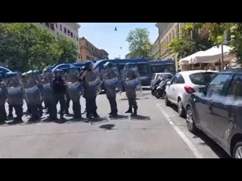 Roma, il cordone degli agenti in tenuta antisommossa agli Stati generali della natalità