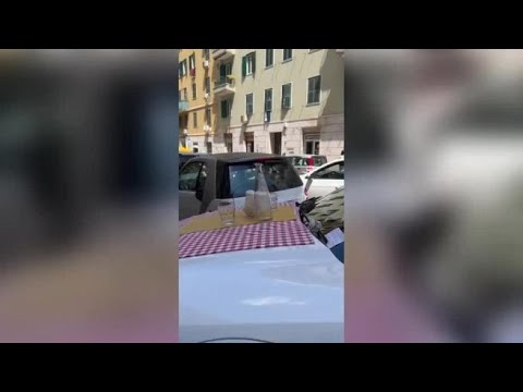 Roma, suv sul marciapiede: i passanti apparecchiano sul cofano con tovaglia e bicchieri
