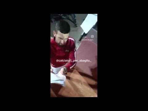 Il momento in cui Djokovic viene colpito da una bottiglietta al Foto Italico di Roma