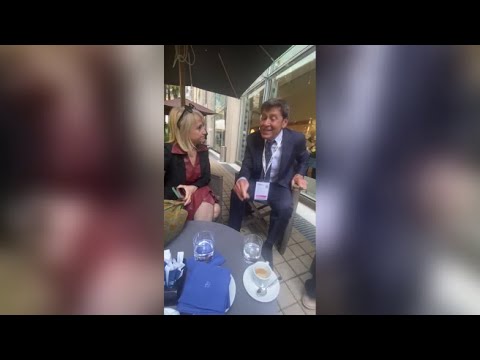 Torino, il saluto al Corriere di Gianni Morandi e Luciana Littizzetto e lo sfottò al giornalista