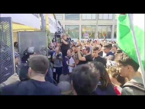 Il corteo Pro Palestina arriva al Lingotto, scontri agli ingressi tra manifestanti e polizia