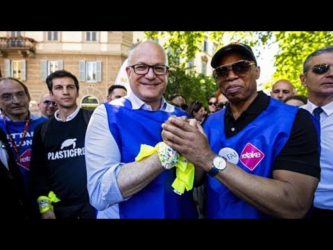 Roberto Gualtieri e Eric Adams alla pulizia di piazza San Cosimato: «New York, la Roma d’America»