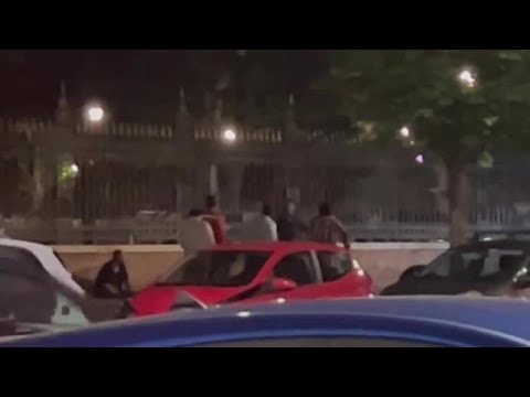 Piazza Vittorio a Roma, rissa fra due gruppi di persone anche a colpi di bottiglia e sgabelli