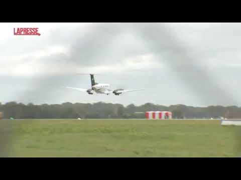 Australia, l’aereo è senza carrello: gira per tre ore sullo scalo ma poi l’atterraggio d’emerge…