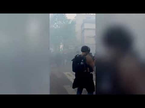 Violenze e scontri in testa al corteo del Primo Maggio a Parigi: le cariche della polizia