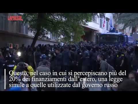 Georgia, proteste contro nuova legge sull’influenza straniera: in migliaia davanti al Parlamento