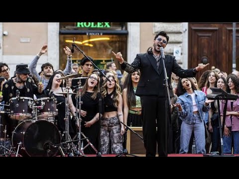Roma, a piazza San Silvestro torna il Karaoke con Fiorello e The Kolors