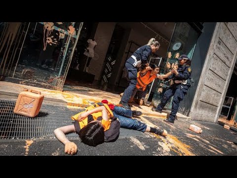 Ultima Generazione, gli attivisti imbrattano con vernice arancione i negozi della Nike e di Foo…