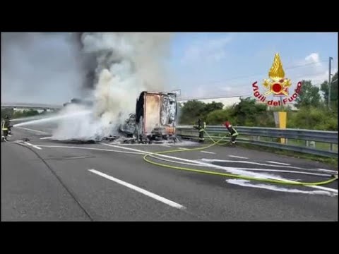 Parma, incendio sull’A1: camion a fuoco nell’autostrada, traffico in tilt per ore