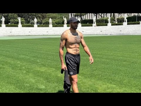 Marcell Jacobs si allena allo Stadio dei Marmi. Sabato sarà in gara sui 100 metri